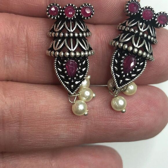 572 Silvertone faux pearl dangle faux ruby earrings - Picture 1 of 2